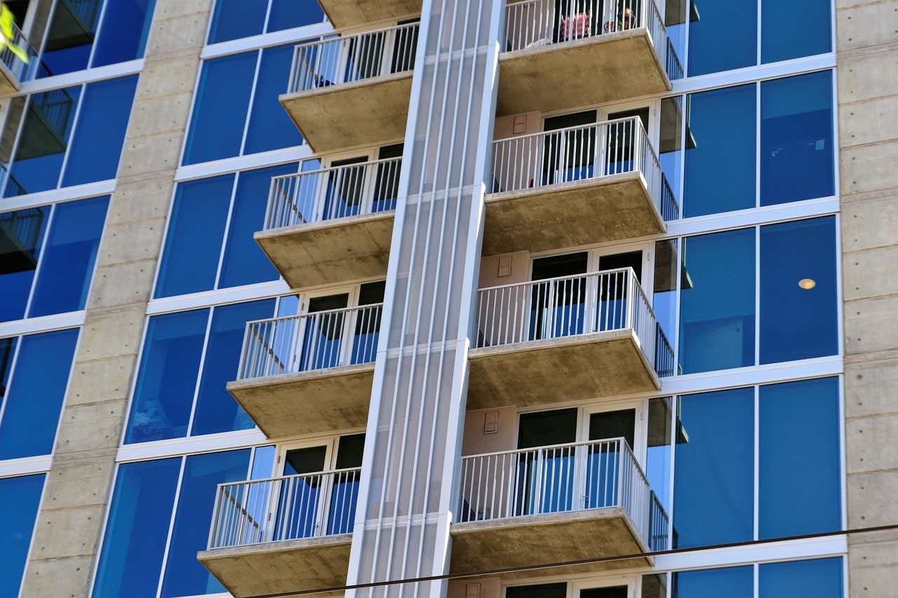 Kompleksowy przewodnik po budowie balustrady na balkonie w bloku mieszkalnym