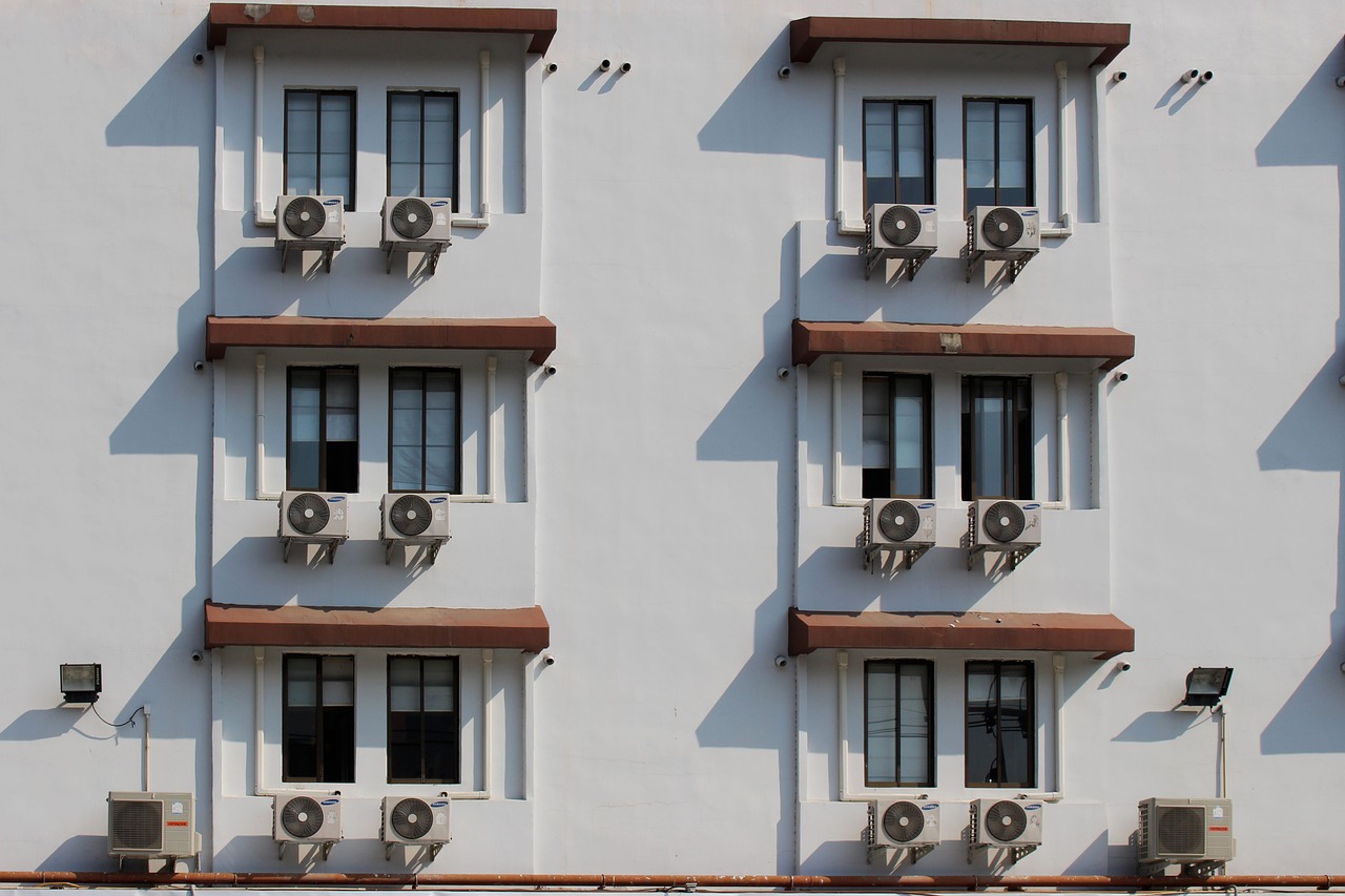 jak ukryć klimatyzator na balkonie