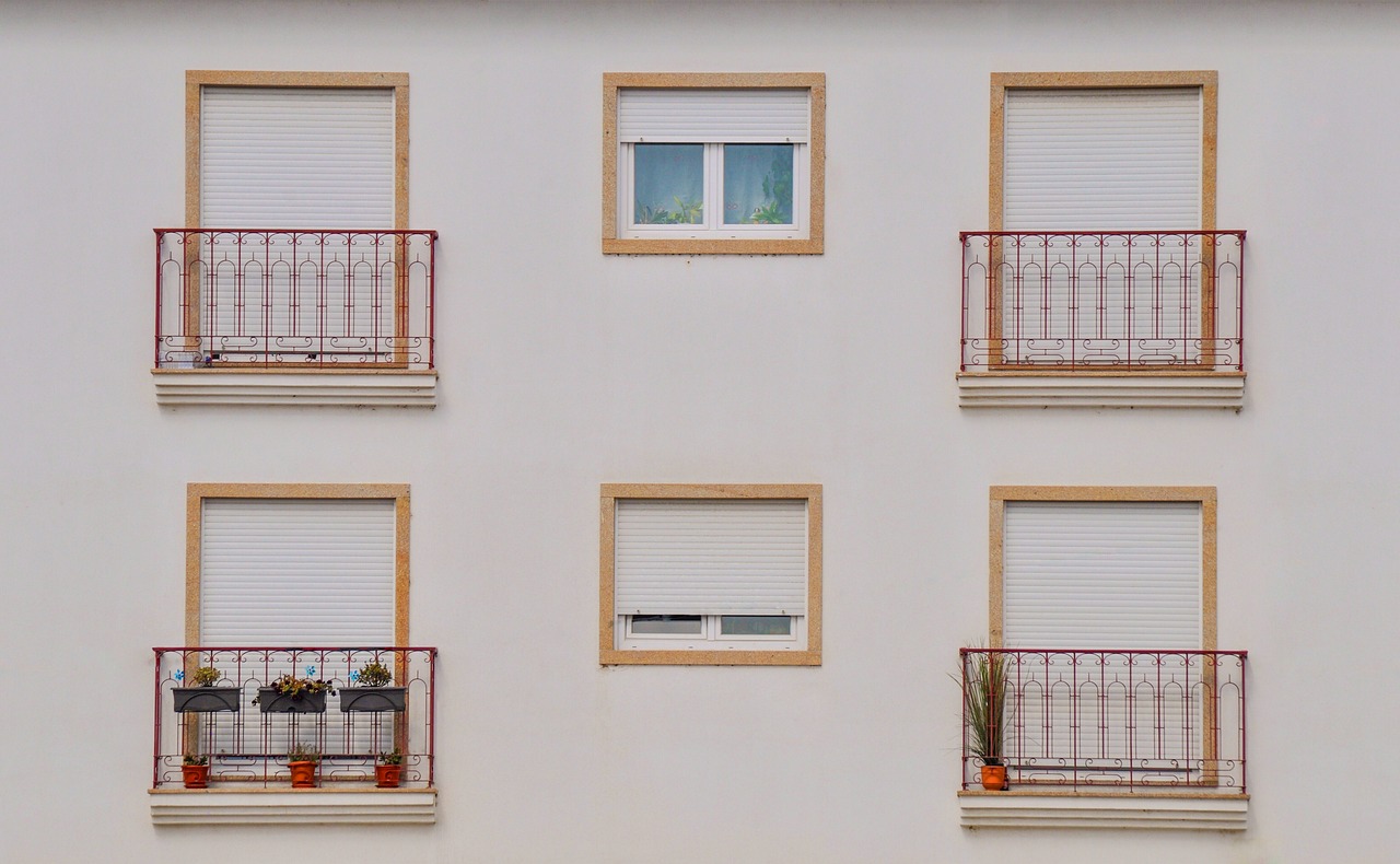 Jak najlepiej wykorzystać mały balkon w bloku? Porady dekoracji i aranżacji